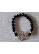 ELEGANTNÍ NÁRAMEK Z OBSIDIÁNU SE ZLATOU TŘPYTIVOU KORUNOU