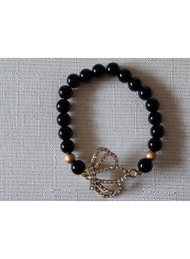ELEGANTNÍ NÁRAMEK Z OBSIDIÁNU SE ZLATOU TŘPYTIVOU KORUNOU