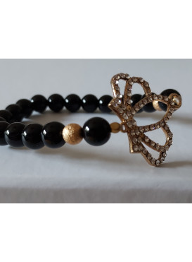 ELEGANTNÍ NÁRAMEK Z OBSIDIÁNU SE ZLATOU TŘPYTIVOU KORUNOU