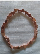 HEMATITOVÝ NÁRAMEK POKOVENÝ s rose gold srdíčky
