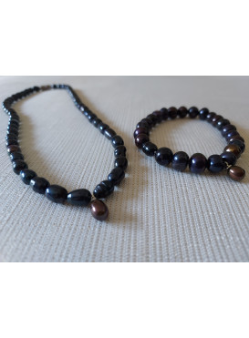 SET - náhrdelník a náramek z tmavých říčních perel se zavěšenou perlou.